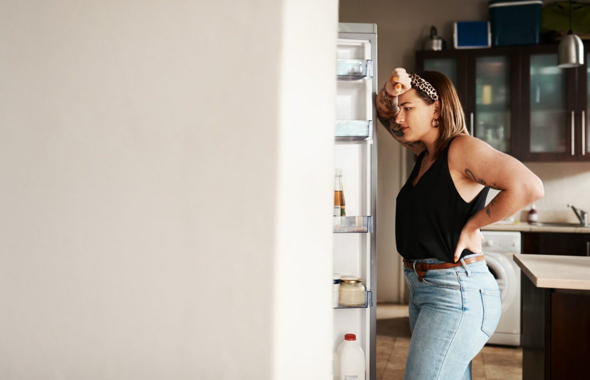 femeie plus size care caută mâncare în frigider